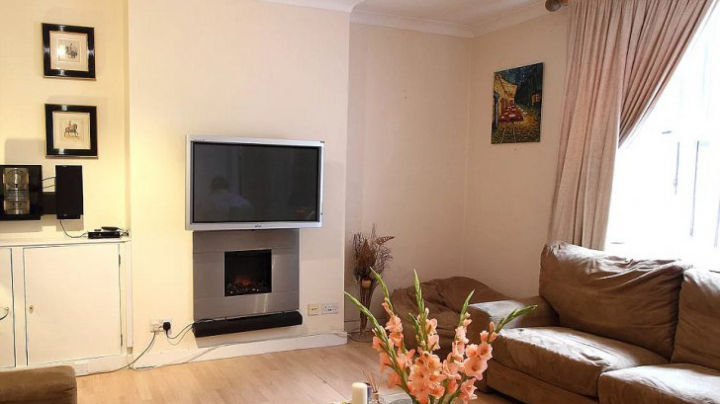 Un milionar britanic a decis să se mute din Londra şi să renunţe la apartamentul pe care îl are în oraş, fără să-l vândă. 