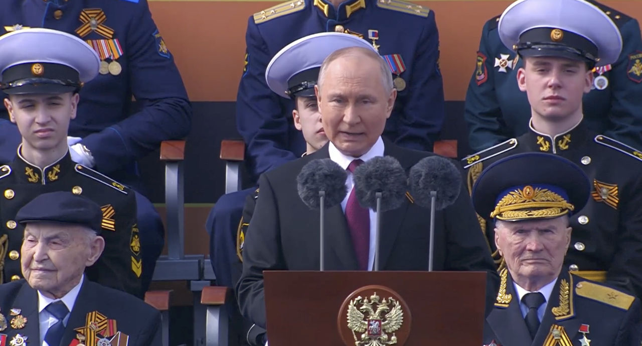 Путин выступает на параде Победы на Красной площади в Москве.