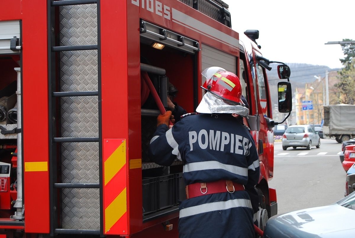 Incendiu într-o construcție părăsită. Un om al străzii, la spital