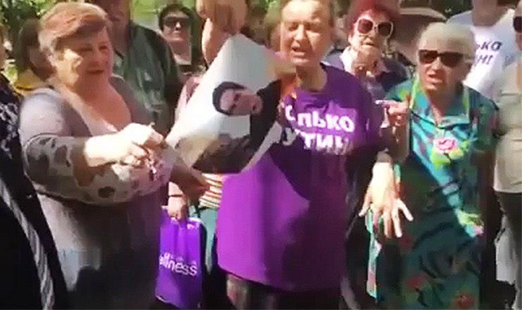 Бабушки из "Отрядов Путина" сожгли фото Дурова.