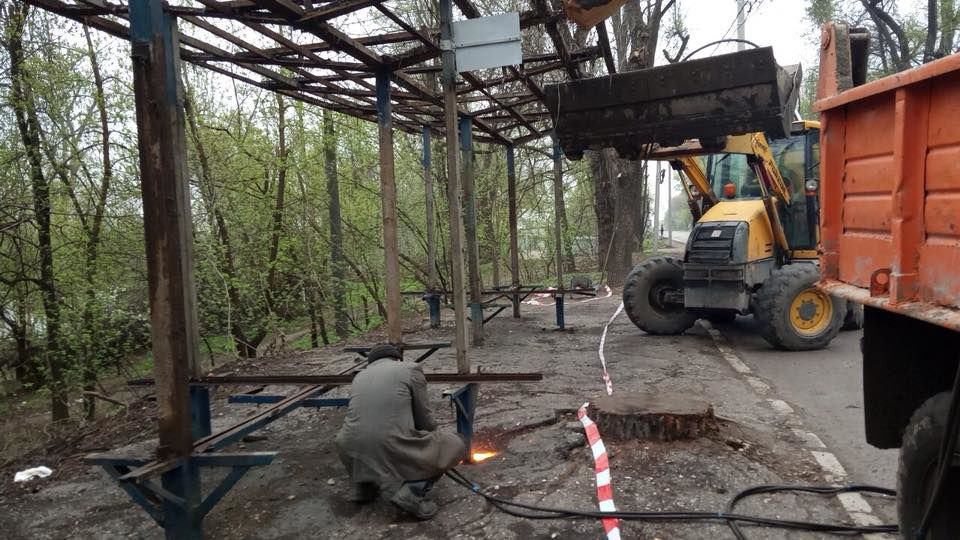 В Кишиневе демонтируют аварийные остановки общественного транспорта.