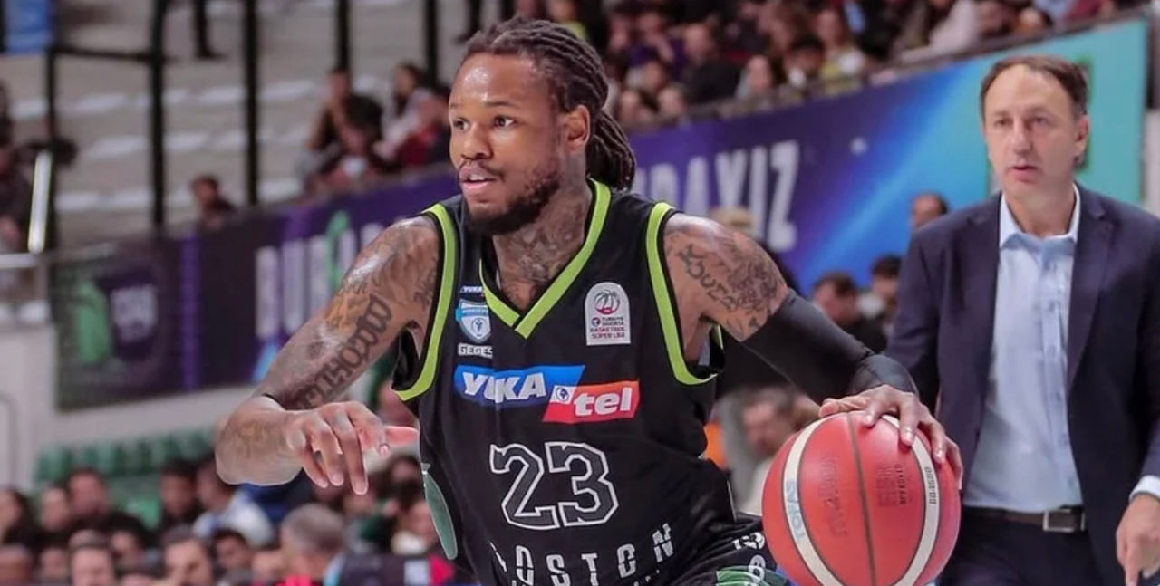 Un fost baschetbalist al echipei Lakers, găsit vinovat de viol.