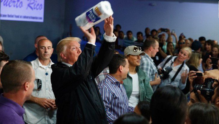 Trump aruncă prosoape sinistraților din Puerto Rico și le spune că sunt norocoși. 