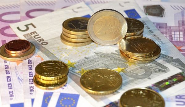 Leul continua sa se aprecieze, dupa ce timp de cateva saptamani a cazut in fata monedei europene si a celei americane.