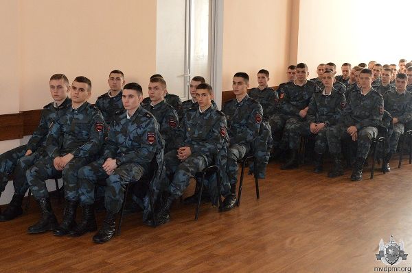 В курсанты принимаются юноши и девушки, достигшие 17-летнего возраста, имеющие гражданство Приднестровья.