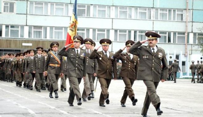 Aniversarea celor 21 de ani a început tradițional cu depunere de flori la monumentul domnitorului Ştefan cel Mare şi Sfânt