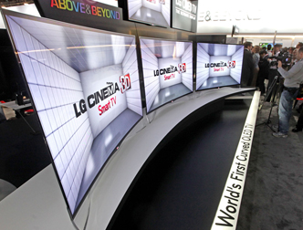 Новинки от LG имеют экран в форме полукруга с диагональю 55 дюймов.