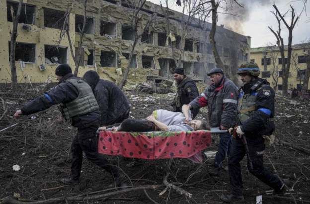 Одна из беременных женщин, пострадавшая при обстреле роддома, умерла.