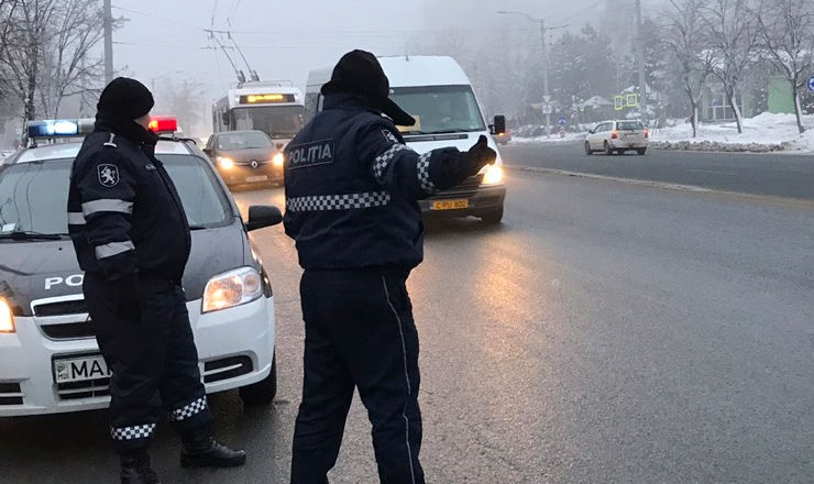 Șoferi de microbuze care transportau pasageri în picioare, amendați