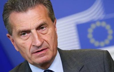 Гюнтер Эттингер заявил, что генерального директора нельзя увольнять без объяснения причин.