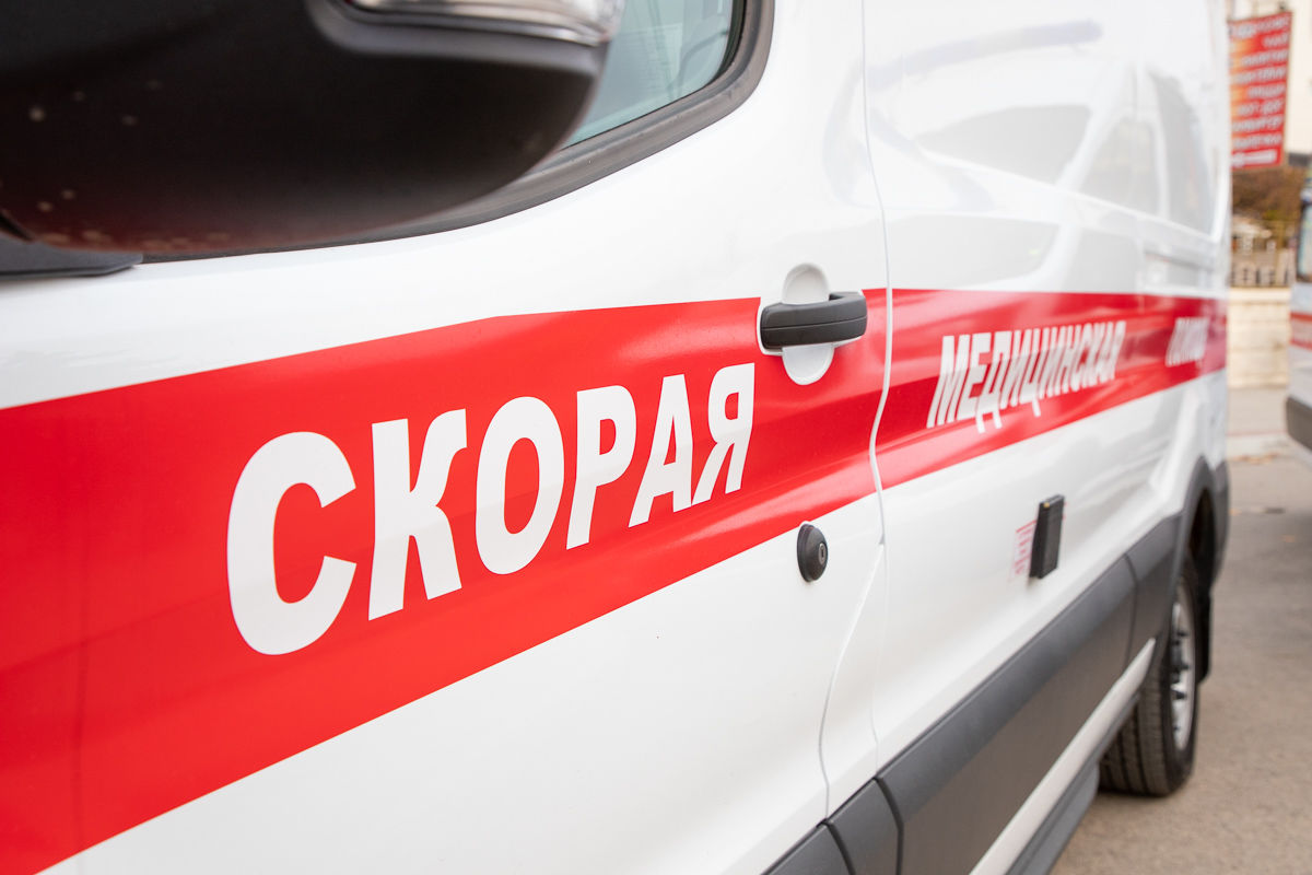 Бригада скорой помощи доставила 30-летнего пострадавшего в больницу.