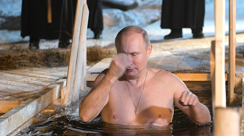 Gest suspect. Putin și-a făcut cruce din stânga spre dreapta. Foto: paginaderusia.ro