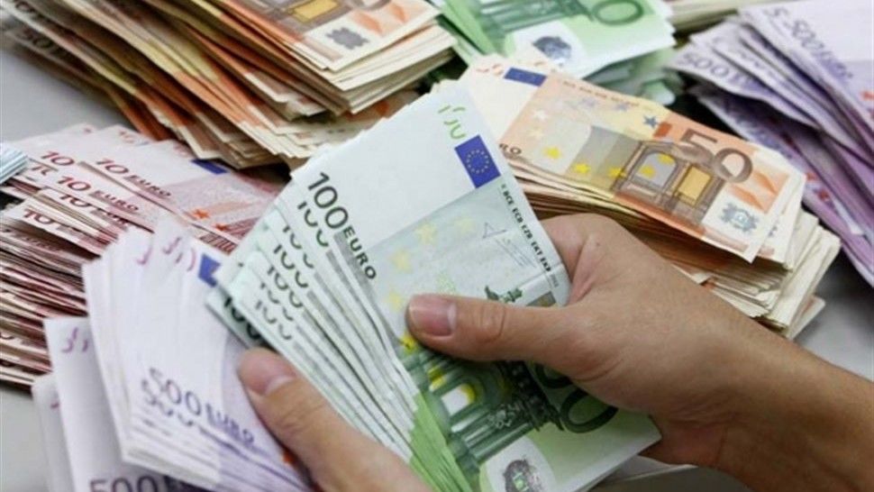 Moneda euro s-a apreciat cu 16 bani față de luni, iar dolarul a scăzut cu doi bani. 