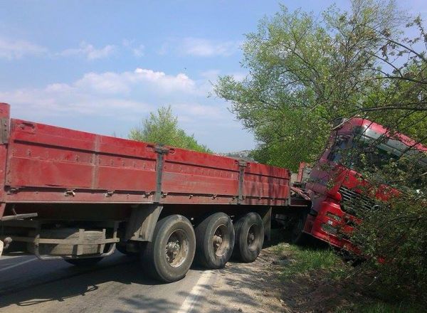 Soferul unui camion a iesit de pe carosabil si a ajuns in ...tufis. Intamplarea a avut loc pe soseaua Balcani, in apropiere de Durlesti.