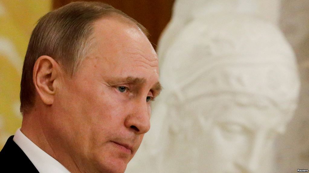 Путин за годы президентства научился игнорировать "похабщину" в отношении себя.