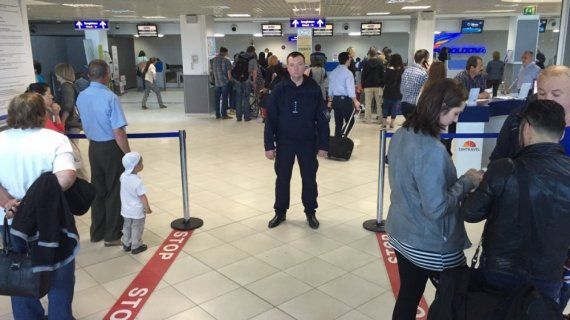 К регистрационной стойке провожающие не допускаются.