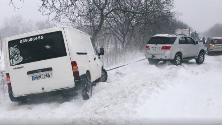 Tinerii cu maşini de teren au ieşit să ajute şoferii blocaţi pe drumuri