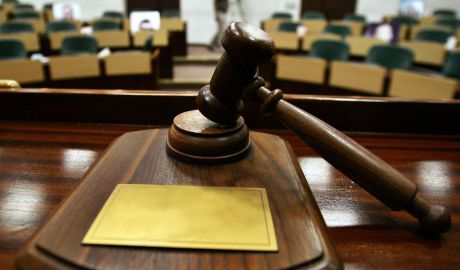 Urmărirea penală în privinţa complicilor care au contribuit la comiterea infracţiunii continuă într-o procedură separată.