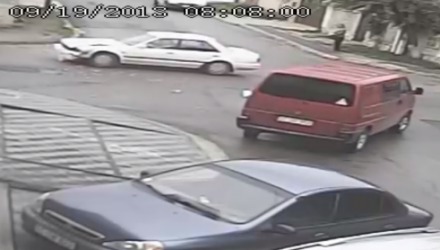 Accident rutier în capitală. Două automobile s-au ciocnit la intersecția străzilor Nicolae Costin și I. L. Caragiale.
