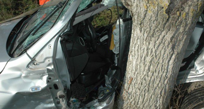 Un şofer care conducea un BMW a pierdut controlul volanului şi a derapat de pe şosea. Foto: voceatransilvaniei.ro