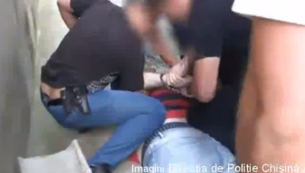Poliţiştii au reţinut trei suspecţi cu vârste între 39 şi 42 de ani, printre care şi fratele soţului victimei.