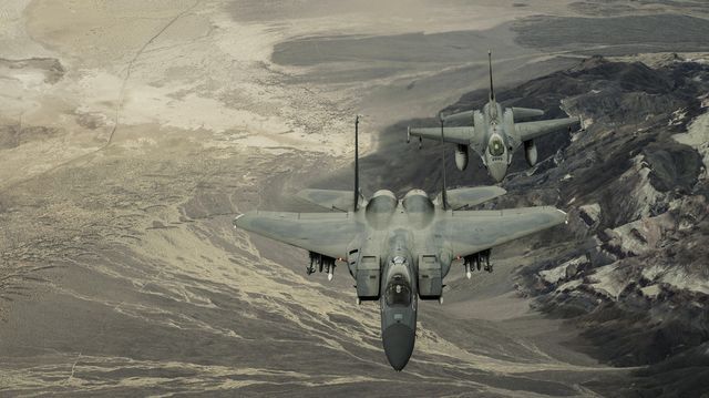 США выслали два самолета F-15, которые настигли российские Ту-95, когда они находились в 50 милях от побережья США.