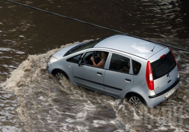 Потоки воды затруднили движение.