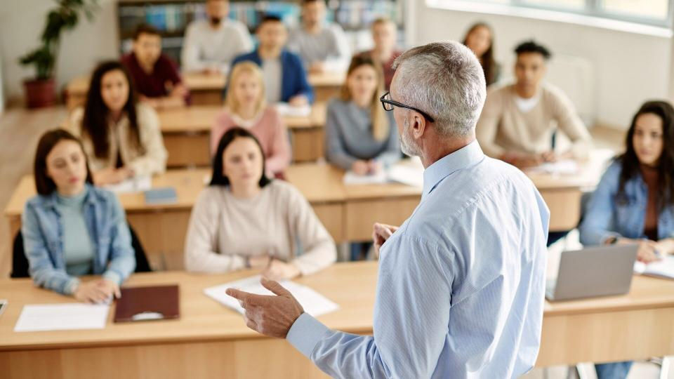 MEC: Salariile profesorilor universitari au ajuns la 21.400 de lei în 2025.