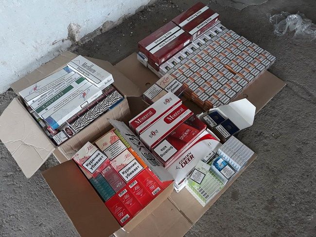 В ходе проверки на рынке было обнаружено и изъято 21 220 сигарет без акцизных марок.