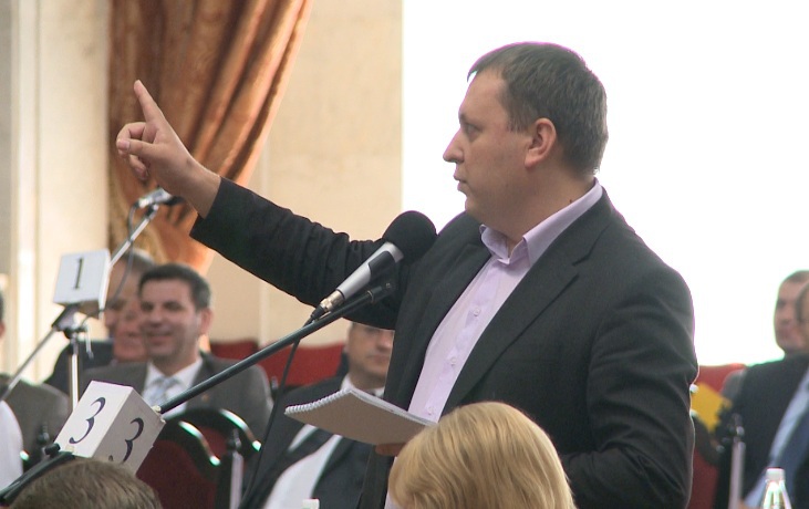 Депутат от ПКРМ Григорий Петренко.