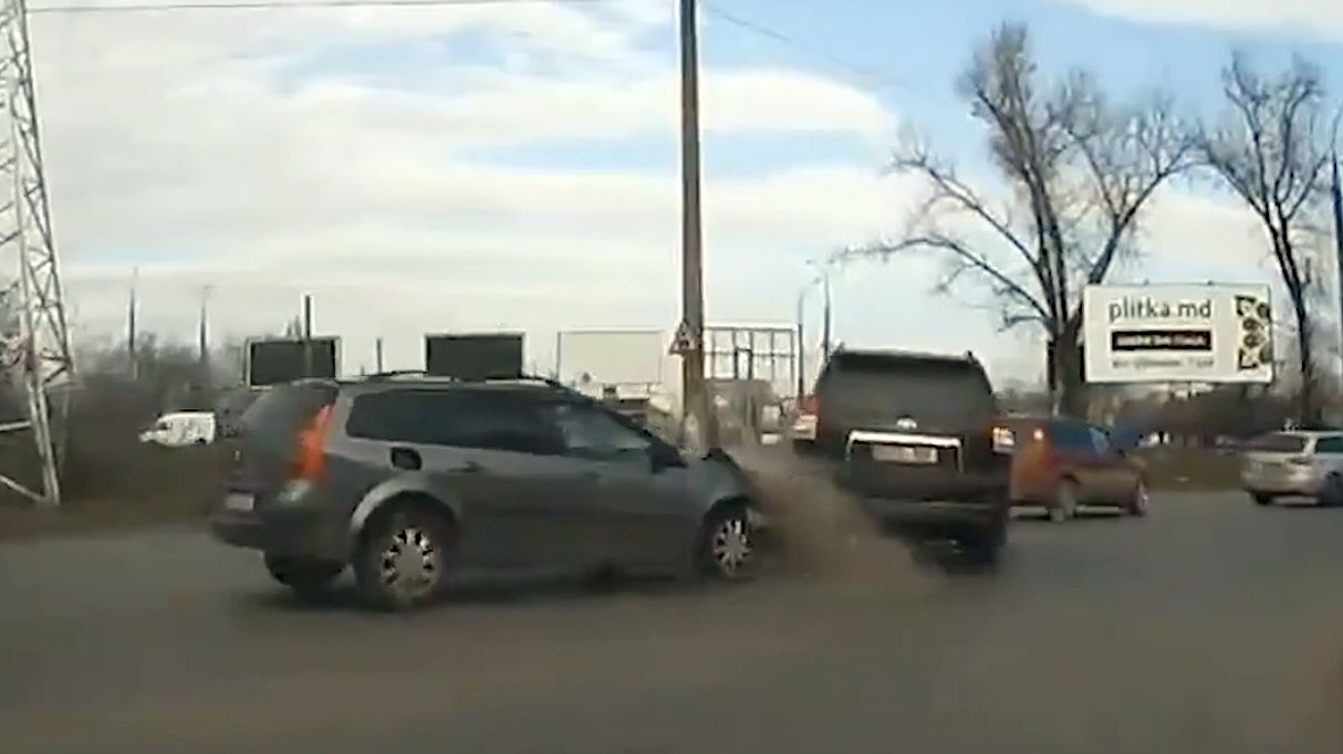 Момент ДТП в Кишиневе попал на видео.