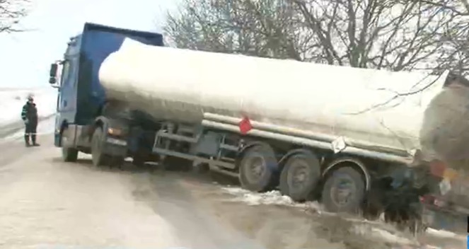 Автоцистерну с топливом  занесло на дороге вблизи села Рэдоая Сынжрейского района. 