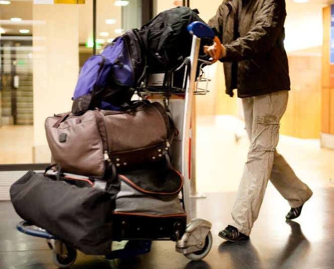O companie aeriană va achita despăgubiri de zeci de mii de lei, pentru pierderea bagajului. 