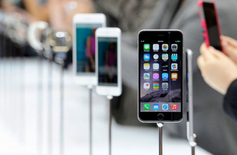 iPhone semăna izbitor de mult, ca formă și funcții, cu ruda sa, iPod-ul. 