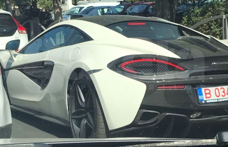 Un vestit fotbalist a ieşit la plimbare cu bolidul de 170.000 de euro şi a fost abordat de un cerşetor. Foto: cancan.ro