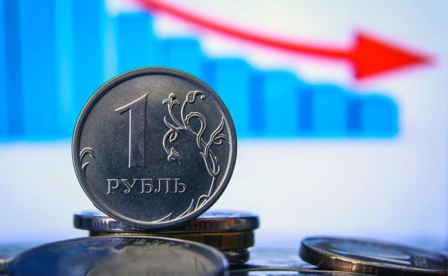 Рубль в ходе валютных торгов на рынке Forex слабеет к доллару и евро. 
