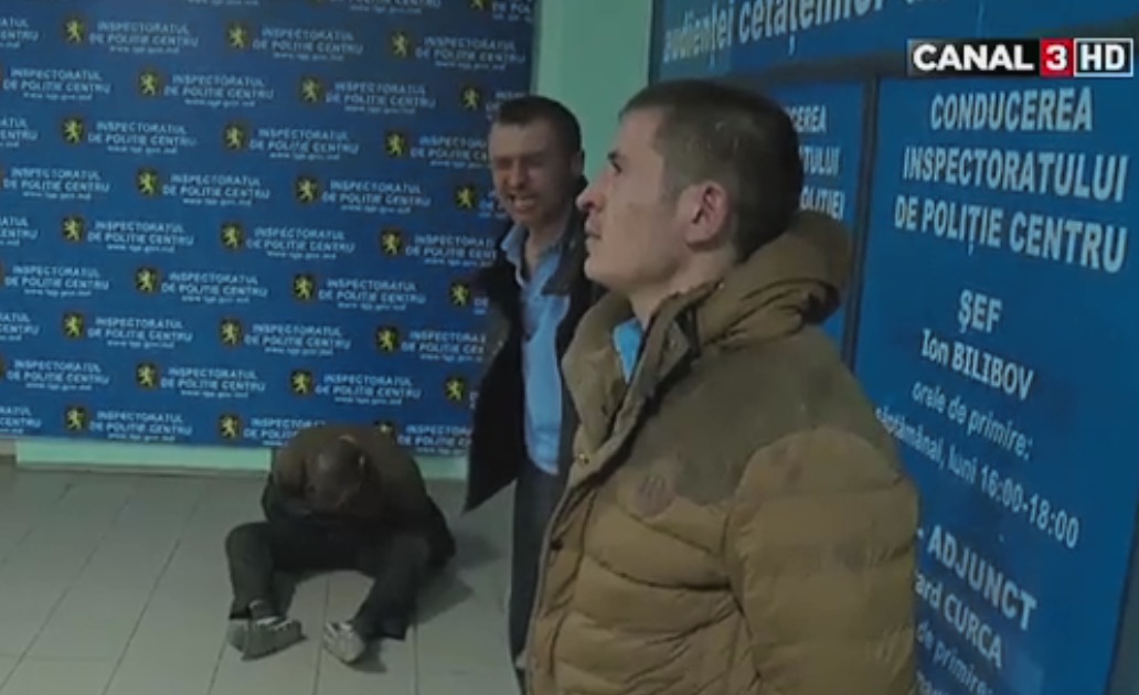 В отделении агрессоры принялись оскорблять полицейских нецензурными выражениями.