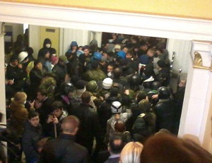 Экстремисты захватили оружейную комнату.