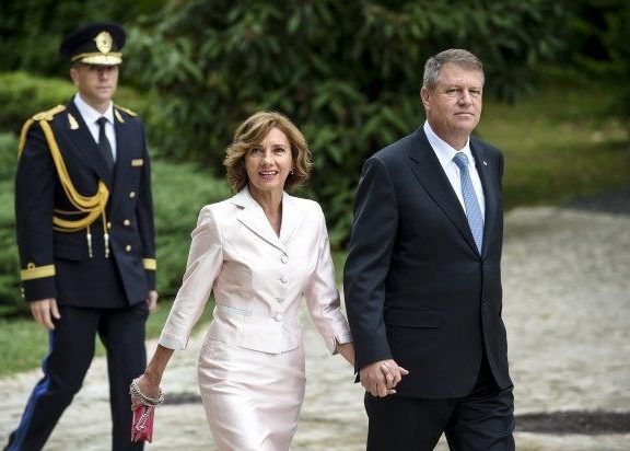 Cum arată casa lui Klaus Iohannis. Are 1000 m2, patinoar şi palmieri