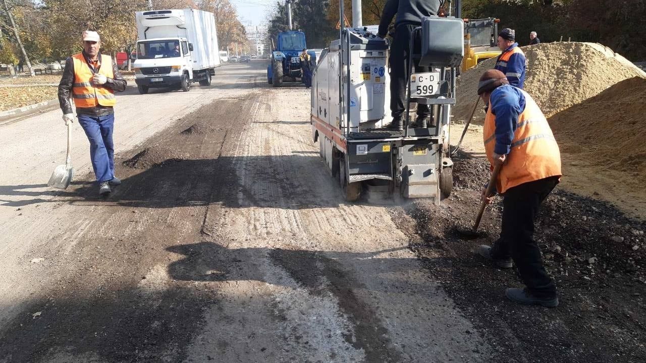 В столичном секторе Ботаника на улице Теилор идут работы по укладке асфальта.