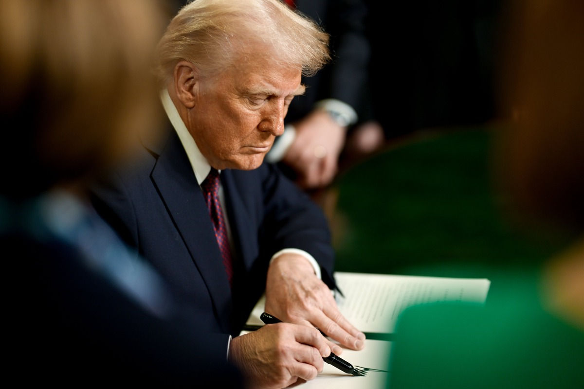 Trump a interzis migranților ilegali să traverseze granița SUA cu Mexicul.