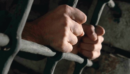 Молдаванин вскрыл себе вены на шее лезвием от бритвы.
