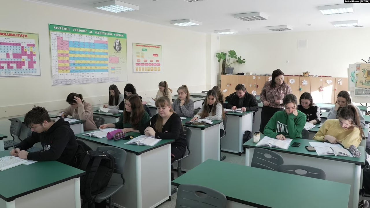 Специальности преподавателей точных наук не популярны у студентов.