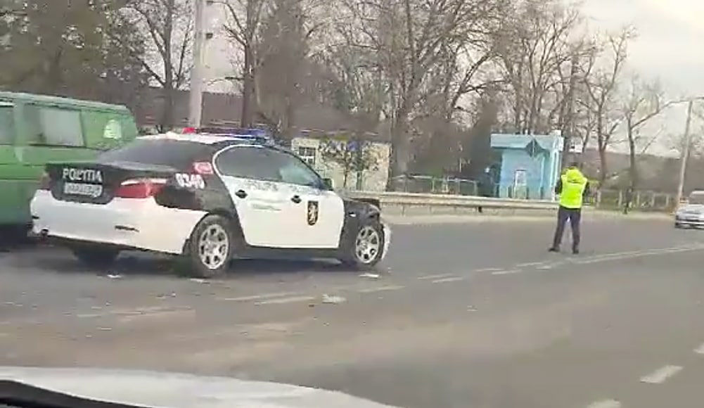Полицейские ехали документировать ДТП и попали в аварию.