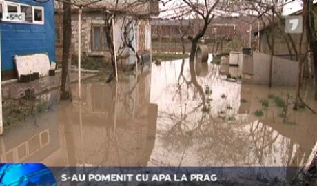 После вчерашнего дождя стоки стали аккумулироваться в пяти дворах и затопили огороды.