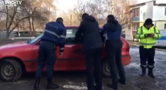 Un şofer a blocat o stradă după ce a adormit în maşină. 