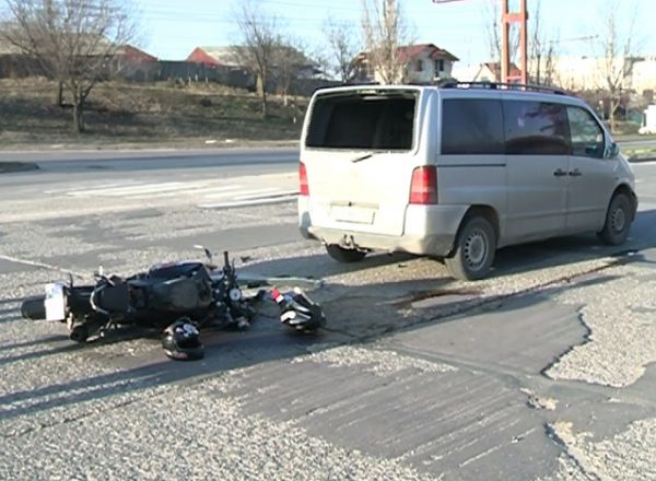 Un motociclist a intrat intr-un microbuz de ruta dupa ce nu ar fi observat vehicolul. Foto: ProTV.md