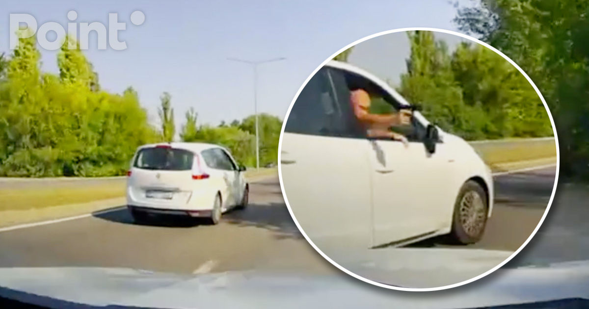 Un bărbat, filmat cum împușcă de pe geamul mașinii în Capitală.