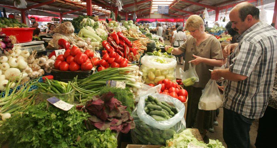 Установлено, что превышены нормы нитратов также в кабачках, красной свекле, картофеле, огурцах, зеленом луке, баклажанах, бананах.