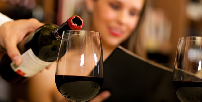 Comandarea vinului la restaurant: Ce trebuie să faci pentru a nu greși. Foto simbol: lasommeliere.com